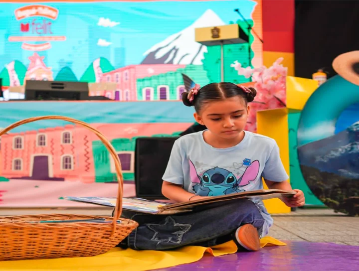 Niña leyendo en el cierre del Festival Internacional del Libro del Tolima 2025