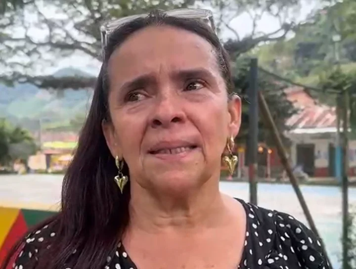 Fotografía de una emprendedora del corregimiento de San Bernardo, en la ciudad de Ibagué, quien fue afectada por un incendio estructural.