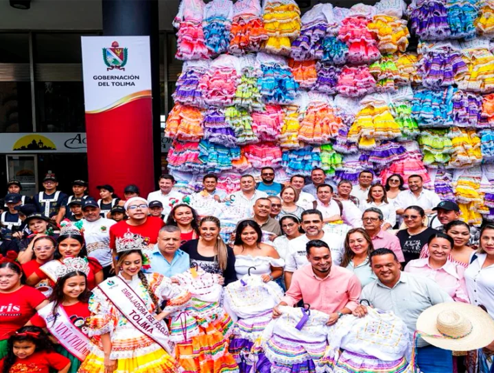 FOTO DE LA ENTREGA DE DOTACION DE TRAJES PARA EL FORTALECIMIENTO DE LOS PROCESOS CULTURALES