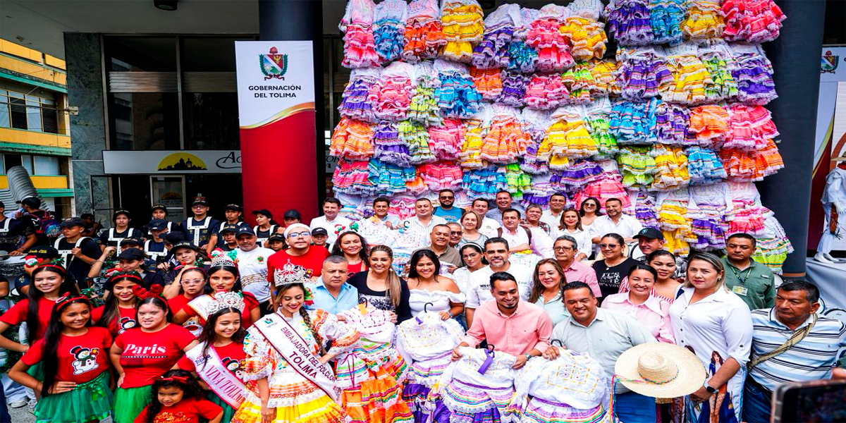 FOTO DE LA ENTREGA DE DOTACION DE TRAJES PARA EL FORTALECIMIENTO DE LOS PROCESOS CULTURALES