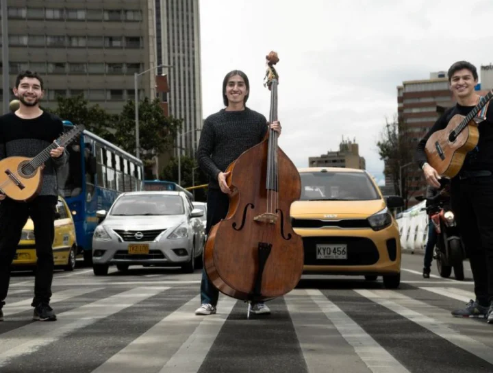 Foto del anuncio de la llegada de la música colombiana en la ciudad